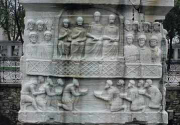 カルナック（大理石）のテオドシウス1世のオベリスク（347-395）のベースにある浮き彫りのオベリスクIII。